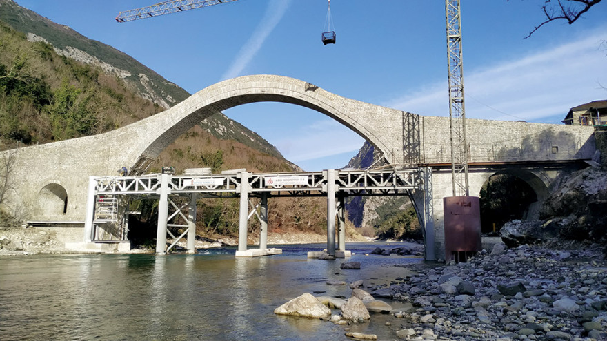 Γέφυρα Πλάκας: 'Ορθια ξανά 