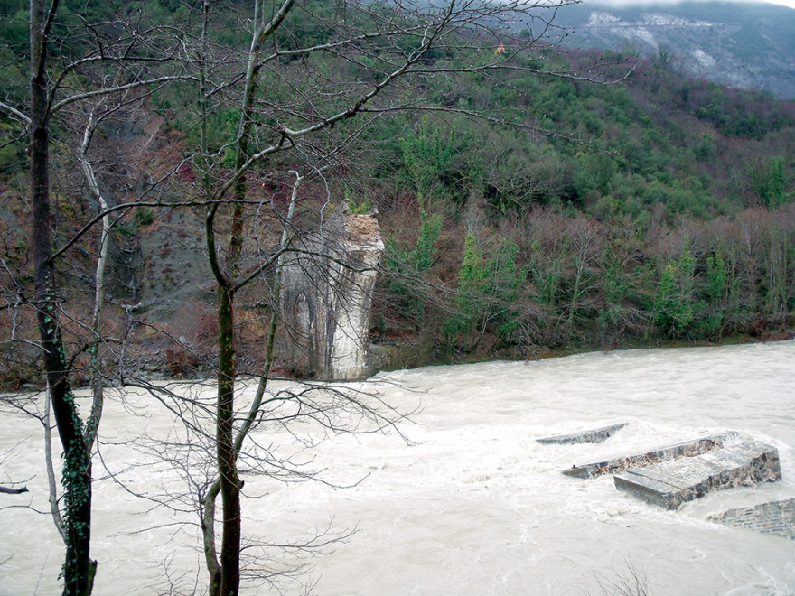 Γέφυρα Πλάκας: 'Ορθια ξανά 
