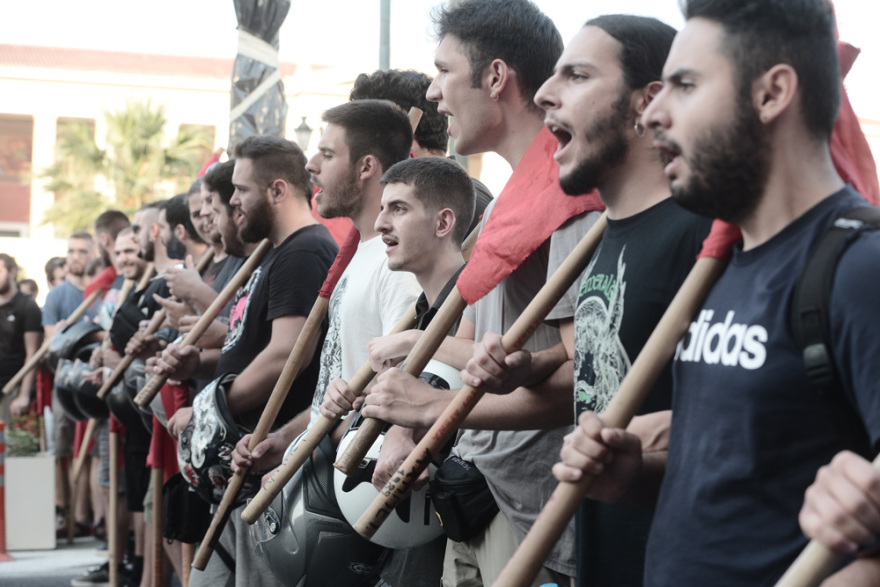 Η πορεία για τις διαδηλώσεις κατέληξε στις... ζαρντινιέρες του «Μεγάλου Περιπάτου»!