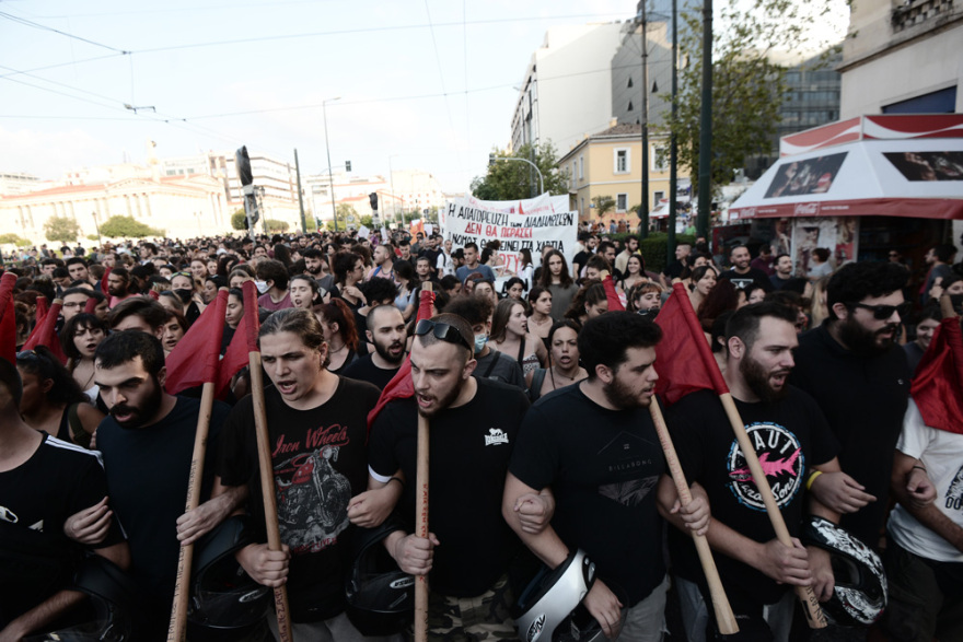 Η πορεία για τις διαδηλώσεις κατέληξε στις... ζαρντινιέρες του «Μεγάλου Περιπάτου»!