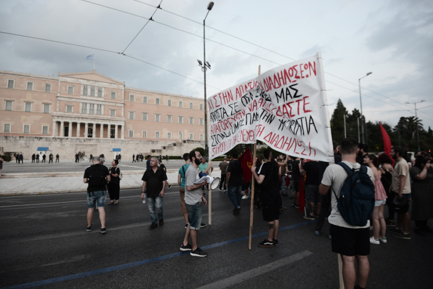 Η πορεία για τις διαδηλώσεις κατέληξε στις... ζαρντινιέρες του «Μεγάλου Περιπάτου»!