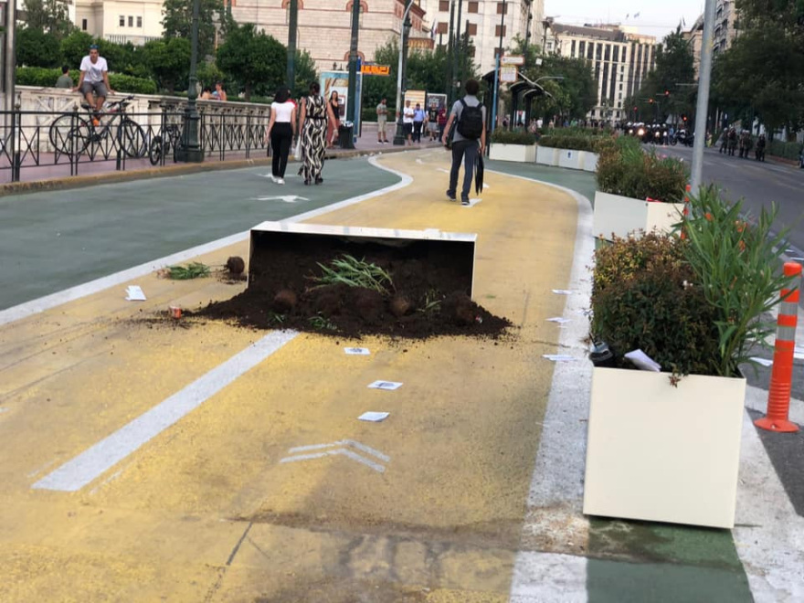 Η πορεία για τις διαδηλώσεις κατέληξε στις... ζαρντινιέρες του «Μεγάλου Περιπάτου»!