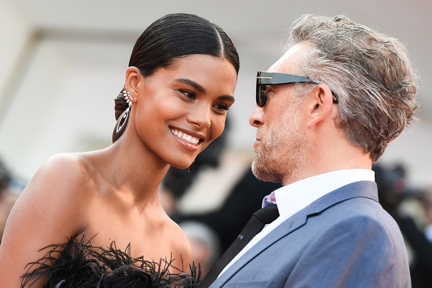 Βενσάν Κασέλ: Η σέξι πόζα της 23χρονης «αμαζόνας» συζύγου του με εσώρουχα