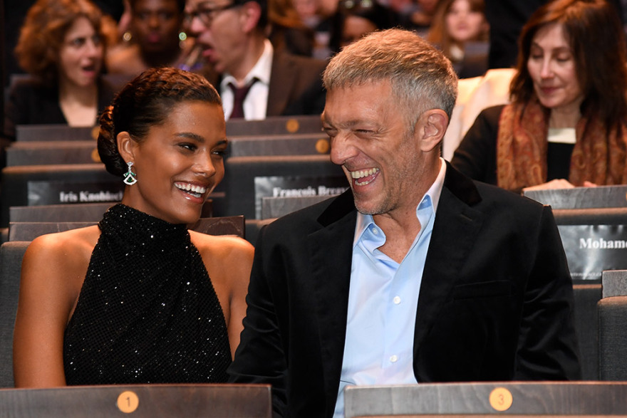 Βενσάν Κασέλ: Η σέξι πόζα της 23χρονης «αμαζόνας» συζύγου του με εσώρουχα