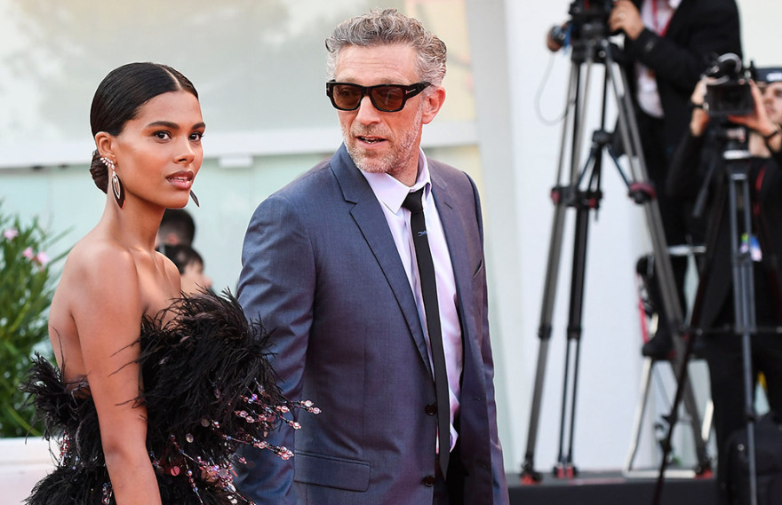 Βενσάν Κασέλ: Η σέξι πόζα της 23χρονης «αμαζόνας» συζύγου του με εσώρουχα