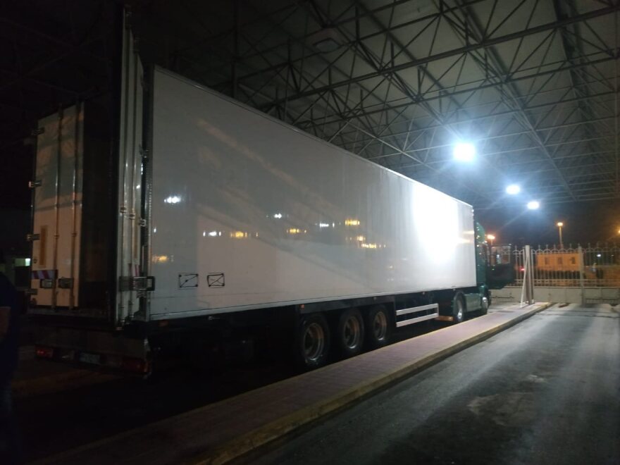 Πάτρα: Έκρυβαν αλλοδαπούς σε φορτηγό με καρπούζια για να τους στείλουν παράνομα στην Ιταλία