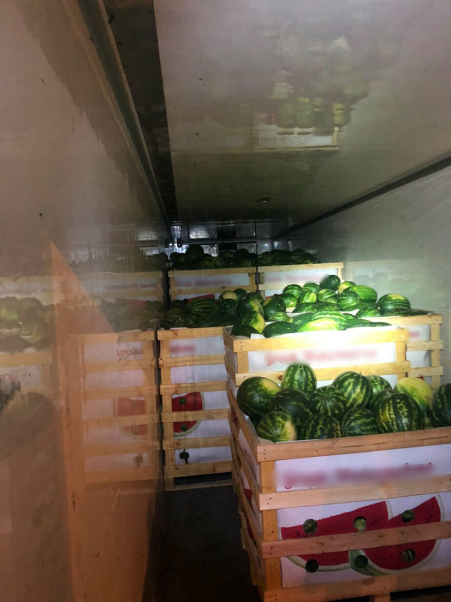 Πάτρα: Έκρυβαν αλλοδαπούς σε φορτηγό με καρπούζια για να τους στείλουν παράνομα στην Ιταλία