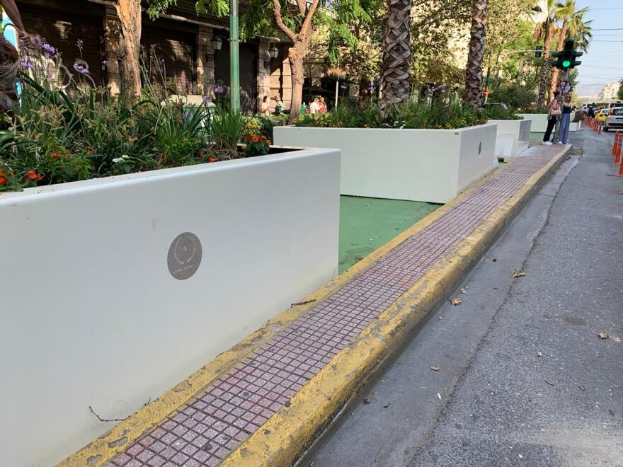 Μεγάλος Περίπατος: Συνεργεία καθάρισαν τις ζαρντινιέρες από τα συνθήματα