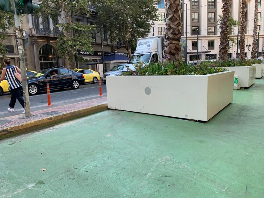 Μεγάλος Περίπατος: Συνεργεία καθάρισαν τις ζαρντινιέρες από τα συνθήματα