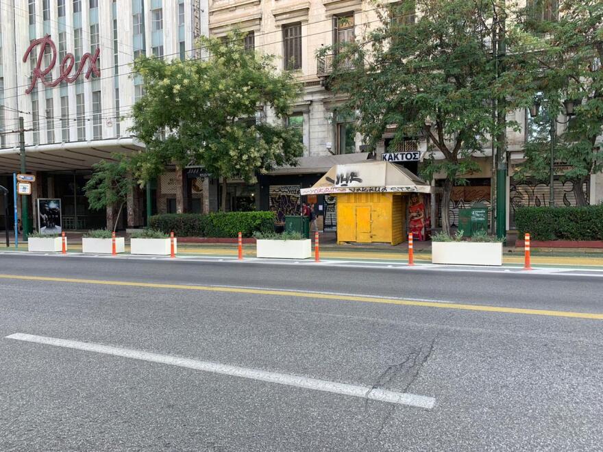 Μεγάλος Περίπατος: Συνεργεία καθάρισαν τις ζαρντινιέρες από τα συνθήματα