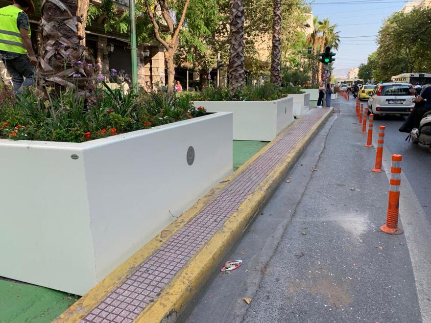 Μεγάλος Περίπατος: Συνεργεία καθάρισαν τις ζαρντινιέρες από τα συνθήματα