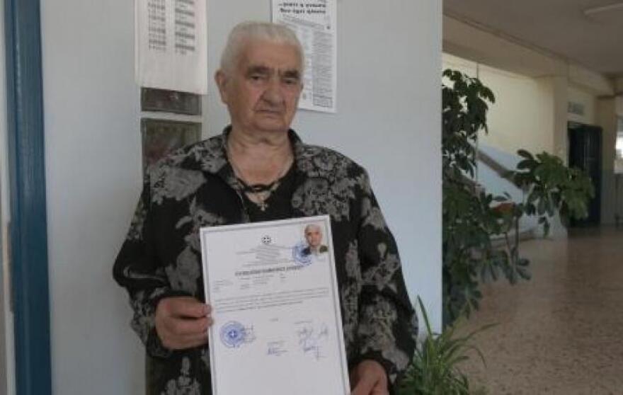 Κοζάνη: Νοσηλεύτρια ετών 87 - «Κέρδισα αυτό που ονειρευόμουν» λέει η απόφοιτος νυχτερινού λυκείου