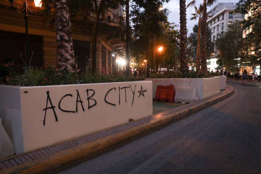 Μεγάλος Περίπατος: Συνεργεία καθάρισαν τις ζαρντινιέρες από τα συνθήματα