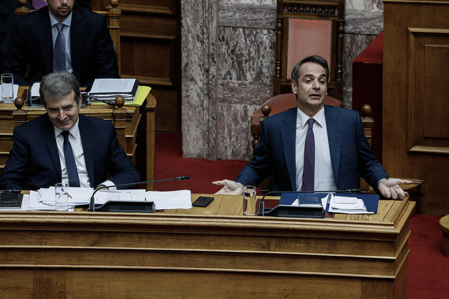 Φωτογραφίες από Βουλή: Τα πηγαδάκια, η ένταση, ο Παππάς και τα... κορδόνια του Τσίπρα