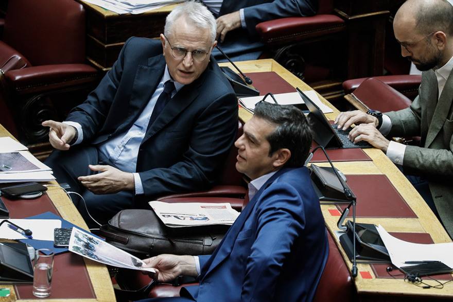 Φωτογραφίες από Βουλή: Τα πηγαδάκια, η ένταση, ο Παππάς και τα... κορδόνια του Τσίπρα