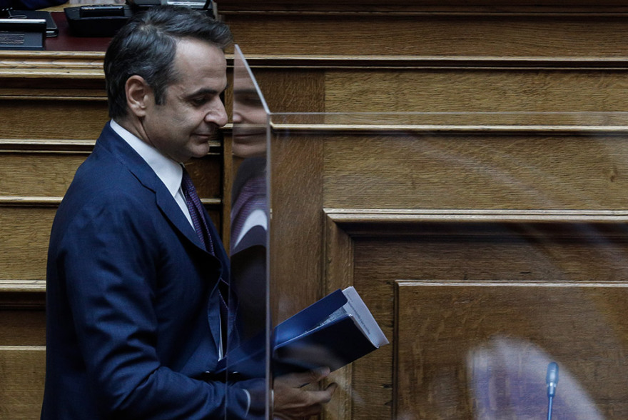 Φωτογραφίες από Βουλή: Τα πηγαδάκια, η ένταση, ο Παππάς και τα... κορδόνια του Τσίπρα