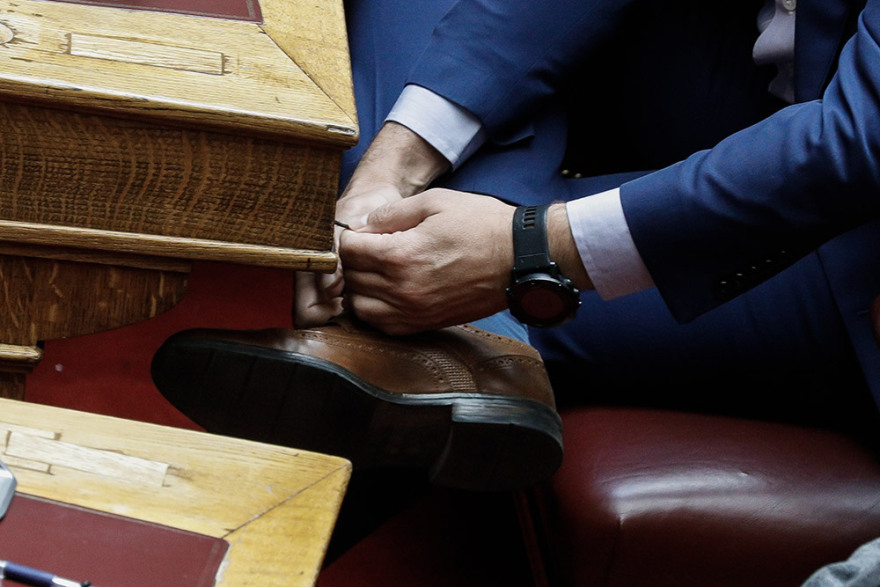 Φωτογραφίες από Βουλή: Τα πηγαδάκια, η ένταση, ο Παππάς και τα... κορδόνια του Τσίπρα