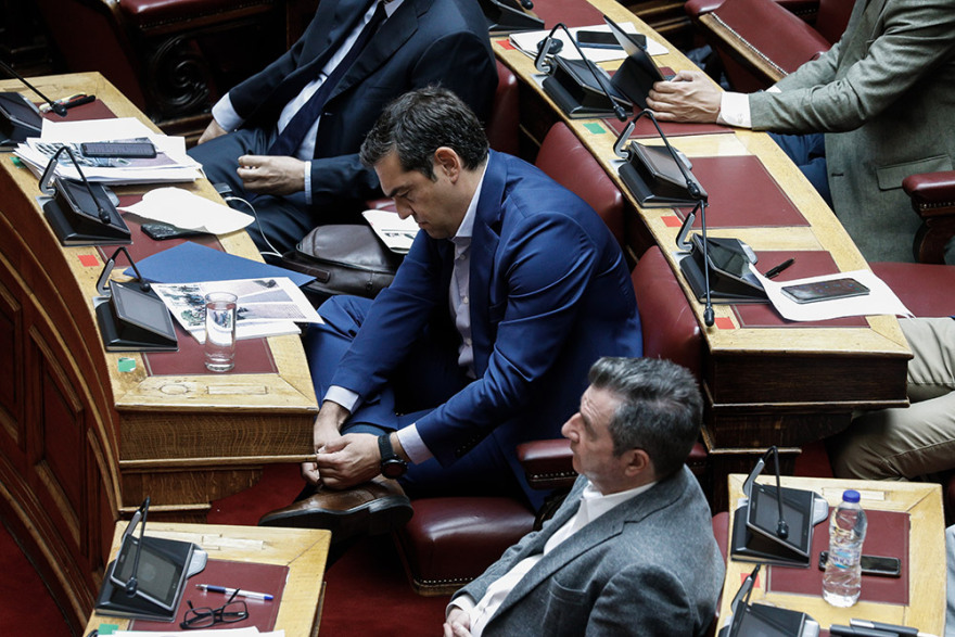 Φωτογραφίες από Βουλή: Τα πηγαδάκια, η ένταση, ο Παππάς και τα... κορδόνια του Τσίπρα