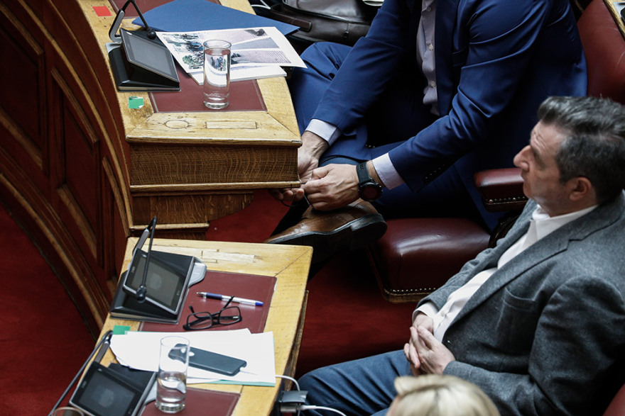 Φωτογραφίες από Βουλή: Τα πηγαδάκια, η ένταση, ο Παππάς και τα... κορδόνια του Τσίπρα