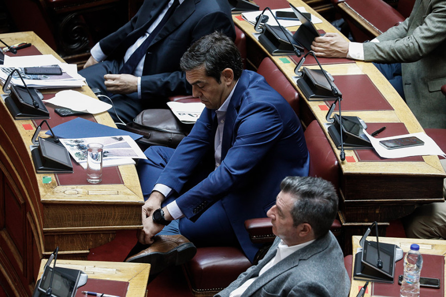 Φωτογραφίες από Βουλή: Τα πηγαδάκια, η ένταση, ο Παππάς και τα... κορδόνια του Τσίπρα