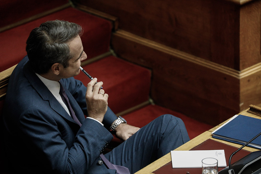 Φωτογραφίες από Βουλή: Τα πηγαδάκια, η ένταση, ο Παππάς και τα... κορδόνια του Τσίπρα