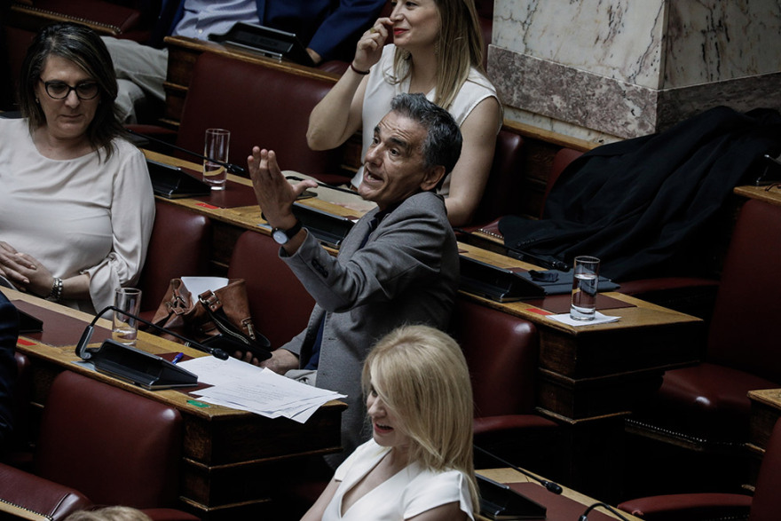 Φωτογραφίες από Βουλή: Τα πηγαδάκια, η ένταση, ο Παππάς και τα... κορδόνια του Τσίπρα