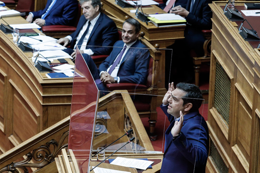 Φωτογραφίες από Βουλή: Τα πηγαδάκια, η ένταση, ο Παππάς και τα... κορδόνια του Τσίπρα