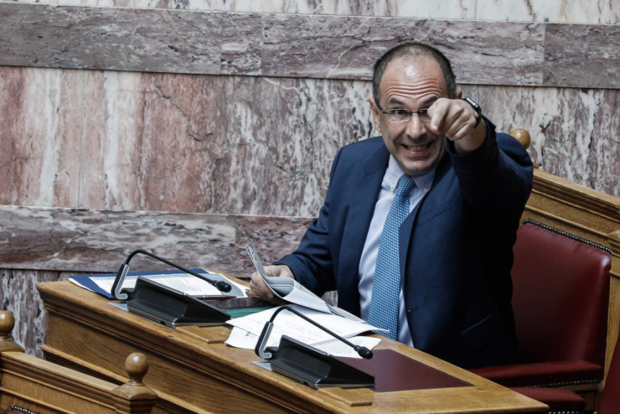 Φωτογραφίες από Βουλή: Τα πηγαδάκια, η ένταση, ο Παππάς και τα... κορδόνια του Τσίπρα