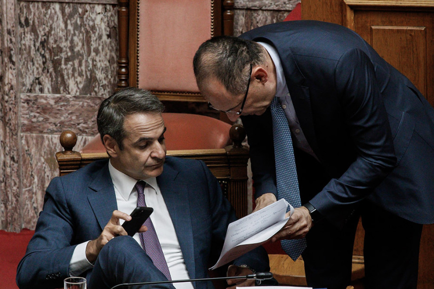 Φωτογραφίες από Βουλή: Τα πηγαδάκια, η ένταση, ο Παππάς και τα... κορδόνια του Τσίπρα