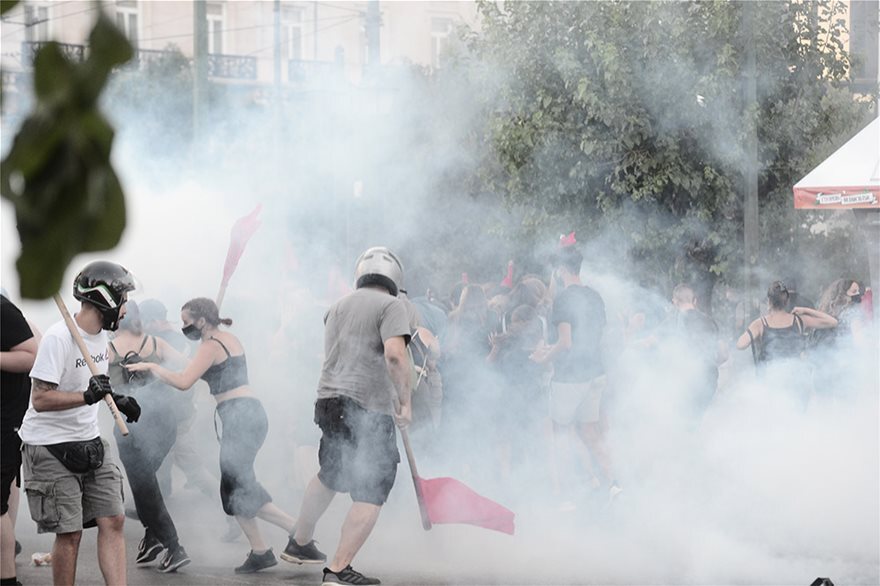 Φωτογραφίες: Οι μολότοφ και τα «πολεμοφόδια» που βρέθηκαν έξω από τη Βουλή μετά τα επεισόδια