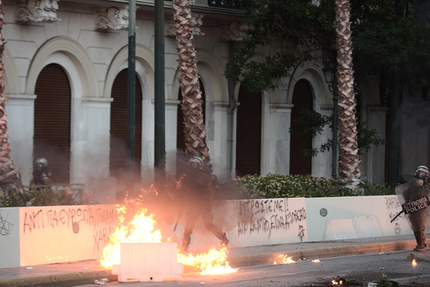 Φωτογραφίες: Οι μολότοφ και τα «πολεμοφόδια» που βρέθηκαν έξω από τη Βουλή μετά τα επεισόδια