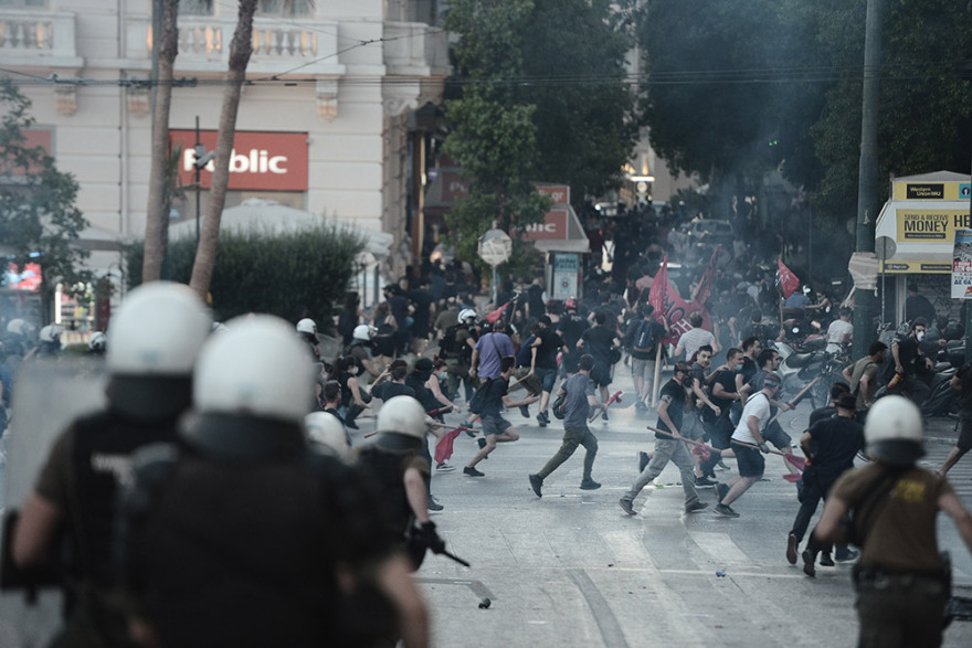 Φωτογραφίες: Οι μολότοφ και τα «πολεμοφόδια» που βρέθηκαν έξω από τη Βουλή μετά τα επεισόδια