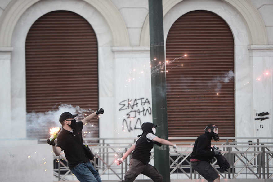 Φωτογραφίες: Οι μολότοφ και τα «πολεμοφόδια» που βρέθηκαν έξω από τη Βουλή μετά τα επεισόδια