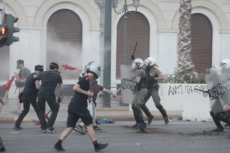 Φωτογραφίες: Οι μολότοφ και τα «πολεμοφόδια» που βρέθηκαν έξω από τη Βουλή μετά τα επεισόδια