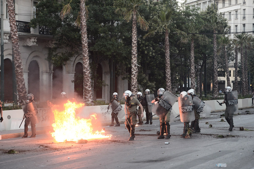 Φωτογραφίες: Οι μολότοφ και τα «πολεμοφόδια» που βρέθηκαν έξω από τη Βουλή μετά τα επεισόδια