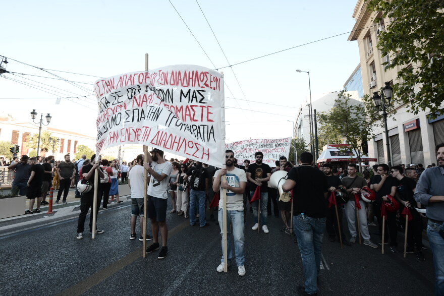 Φωτογραφίες: Οι μολότοφ και τα «πολεμοφόδια» που βρέθηκαν έξω από τη Βουλή μετά τα επεισόδια