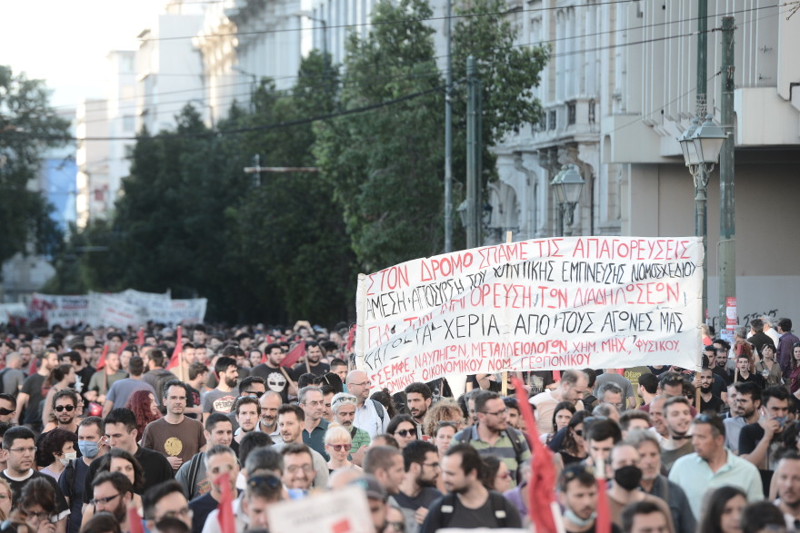 Φωτογραφίες: Οι μολότοφ και τα «πολεμοφόδια» που βρέθηκαν έξω από τη Βουλή μετά τα επεισόδια
