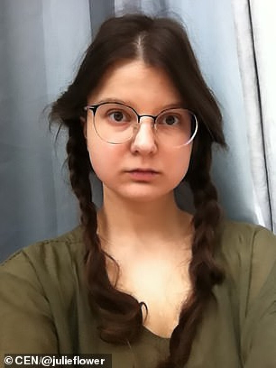 Ρωσίδα ακτιβίστρια κινδυνεύει με 6 χρόνια φυλακή για σκίτσα με αιδοία - Δείτε τα