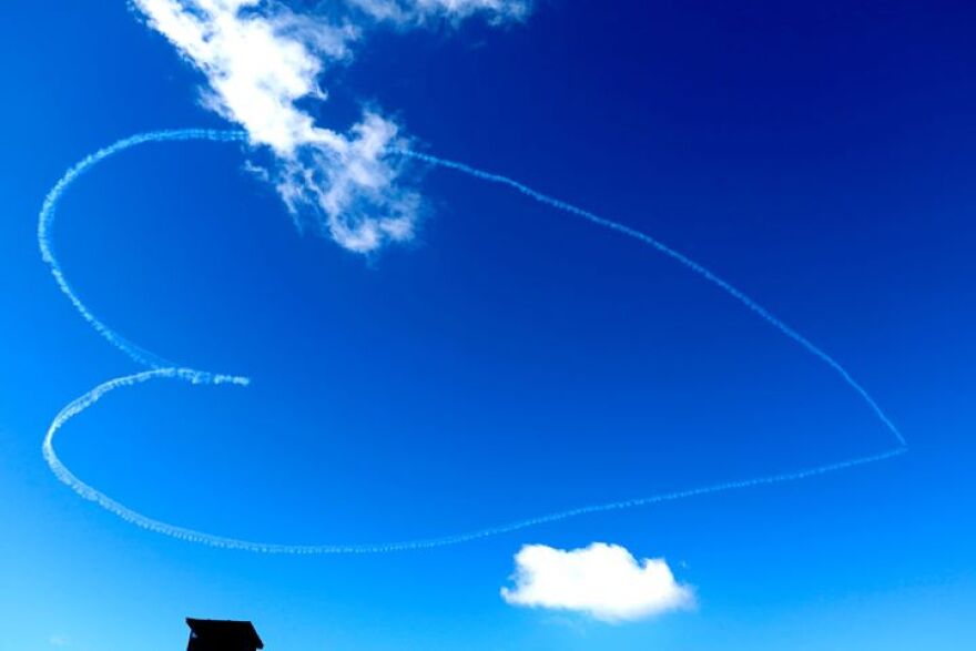 Κορωνοϊός - Σουηδία: Τεράστιες καρδιές στον ουρανό της Στοκχόλμης για να τιμήσουν τα θύματα της πανδημίας