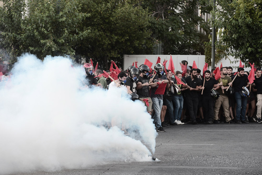 Φωτογραφίες: Οι μολότοφ και τα «πολεμοφόδια» που βρέθηκαν έξω από τη Βουλή μετά τα επεισόδια