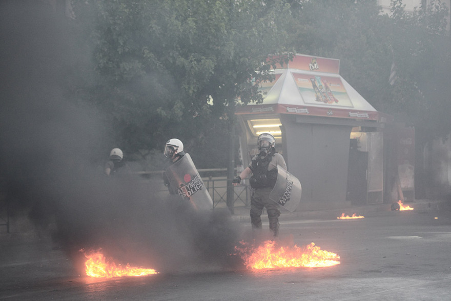 Φωτογραφίες: Οι μολότοφ και τα «πολεμοφόδια» που βρέθηκαν έξω από τη Βουλή μετά τα επεισόδια