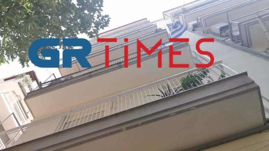 Σοκ στη Θεσσαλονίκη: Νεκρή δημοτική υπάλληλος που έπεσε από μπαλκόνι 