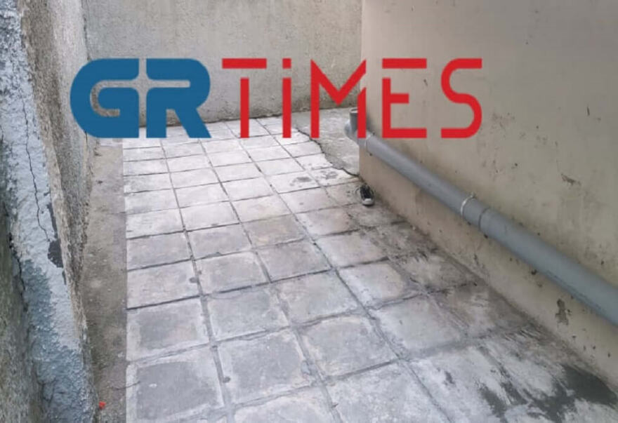Σοκ στη Θεσσαλονίκη: Νεκρή δημοτική υπάλληλος που έπεσε από μπαλκόνι 