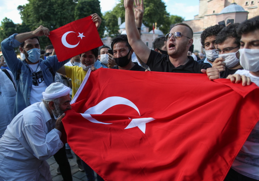 Αγία Σοφία: Πανηγυρισμοί και προσευχές από Τούρκους μετά την απόφαση να γίνει τζαμί - Δείτε βίντεο