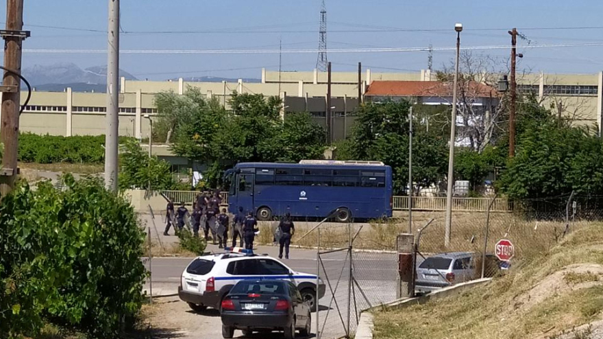 Θήβα: Μεγάλη επιχείρηση της δίωξης ναρκωτικών στην Δομή Μεταναστών - Δείτε φωτογραφίες