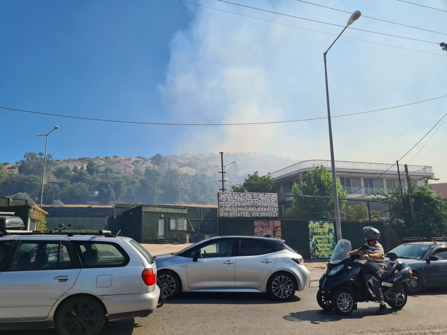 Φωτιά στη Βάρη: Σε ύφεση το μέτωπο - Εκκενώθηκαν τα χωριά SOS και γηροκομείο - Δείτε βίντεο