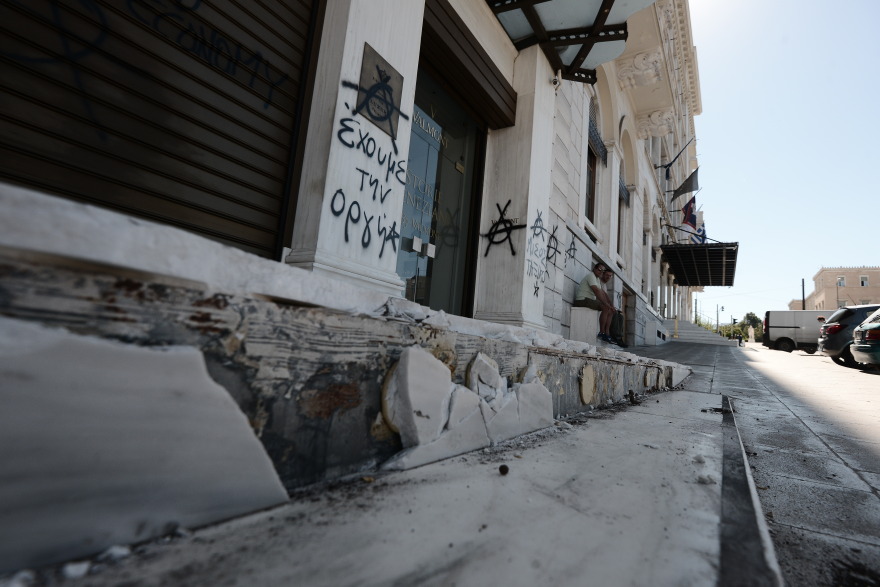 Επεισόδια στο κέντρο: Η επόμενη ημέρα της επίθεσης των ταραξιών το βράδυ της Πέμπτης