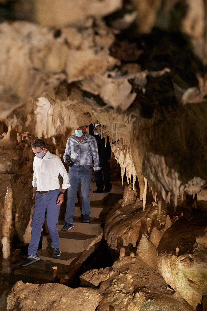 Στο σπήλαιο Πραμάντων ο Μητσοτάκης: Προτεραιότητα η προώθηση του ορεινού τουρισμού - Δείτε φωτογραφίες