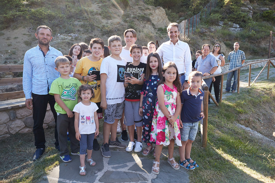 Στο σπήλαιο Πραμάντων ο Μητσοτάκης: Προτεραιότητα η προώθηση του ορεινού τουρισμού - Δείτε φωτογραφίες