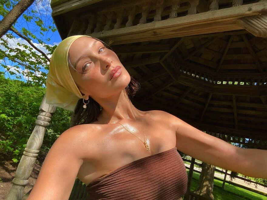 Η Μπέλα Χαντίντ ποζάρει προκλητικά στο αγρόκτημα της οικογένειάς της 